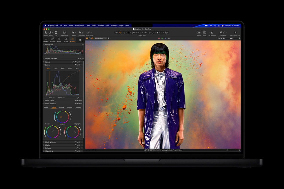 MacBook Pro com M5 Pro aberto mostrando tela do Capture One