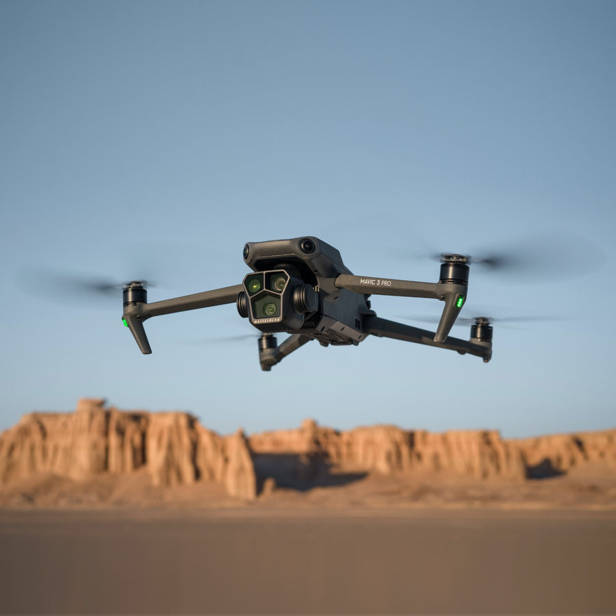 DJI Mavic 3 Pro with DJI RC Triple-Camera — Seminovo